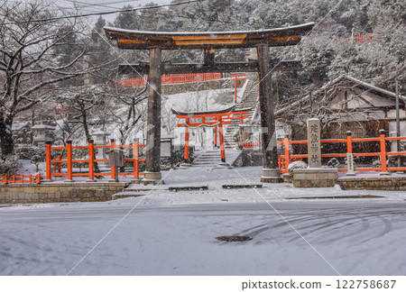 京都市紫野:從建君神社到今宮神社的白雪覆蓋的街景 京都市紫野:從建君神社到今宮神社的白雪覆蓋的街景 122758687