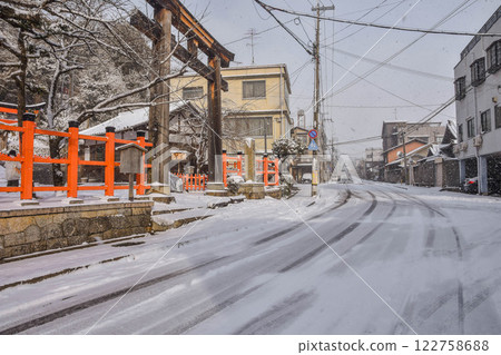 京都市紫野:從建君神社到今宮神社的白雪覆蓋的街景 京都市紫野:從建君神社到今宮神社的白雪覆蓋的街景 122758688