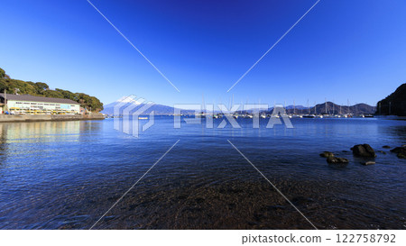 從西伊豆町沼津古留遊艇港眺望的富士山 122758792