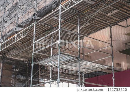 商業設施屋簷上安裝的鷹架 122758820