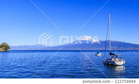 越過駿河灣望去的冬季富士山 122758884