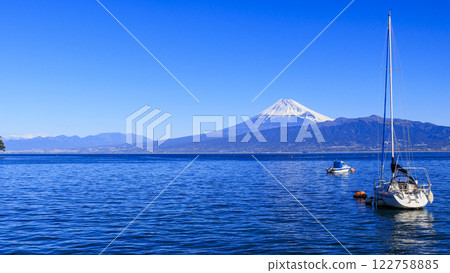 越過駿河灣望去的冬季富士山 越過駿河灣望去的冬季富士山 122758885