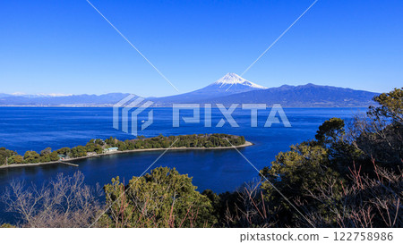 駿河灣對面可見白雪皚皚的富士山 122758986
