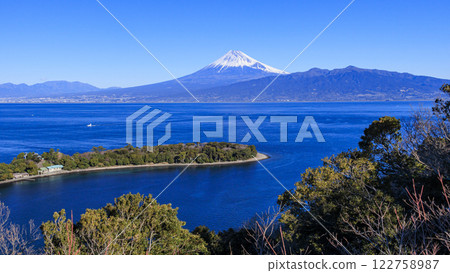 駿河灣對面可見白雪皚皚的富士山 駿河灣對面可見白雪皚皚的富士山 122758987