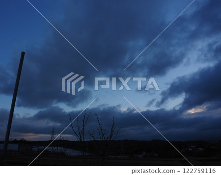 A cold winter sky A cold winter sky 122759116