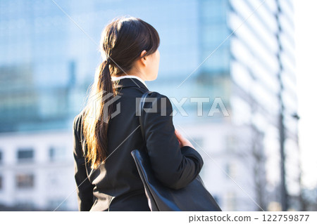 一名正在找工作的年輕女性走過辦公區 122759877