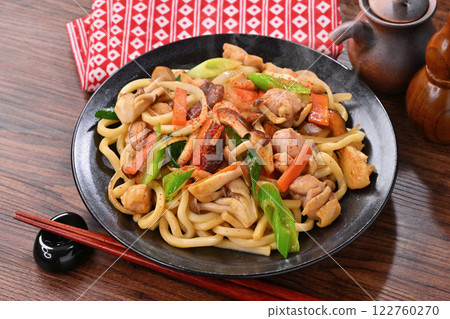Fried udon noodles, ingredients include onion, chicken thigh, shiitake mushrooms, shimeji mushrooms, carrots, and Kujo green onions. Flavored with granulated soup stock and soy sauce. Fried udon noodles, ingredients include onion, chicken thigh, shiitake mushrooms, shimeji mushrooms, carrots, and Kujo green onions. Flavored with granulated soup stock and soy sauce. 122760270