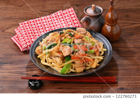 炒烏龍麵的配料有洋蔥、雞腿肉、香菇、姬菇、紅蘿蔔、九條蔥。顆粒狀湯料和醬油香味。 122760271