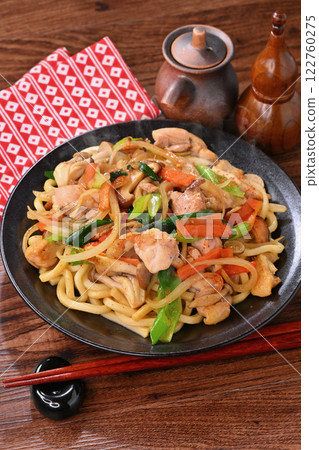 Fried udon noodles, ingredients include onion, chicken thigh, shiitake mushrooms, shimeji mushrooms, carrots, and Kujo green onions. Flavored with granulated soup stock and soy sauce. 122760275