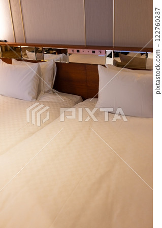 Hotel twin room bed 122760287