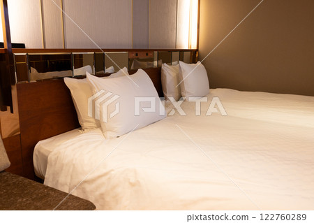 Hotel twin room bed 122760289
