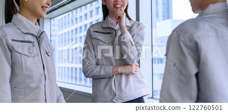 身著工作服的女性的商業形象 122760501