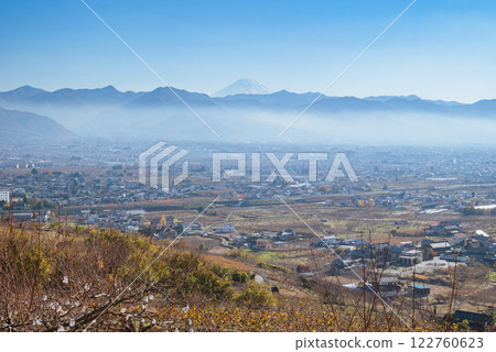 從水果線眺望甲府盆地和富士山[山梨市] 122760623