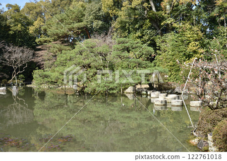Heian Shrine Central Garden: Garyu Bridge and Soryu Pond (Sakyo Ward, Kyoto City) 122761018