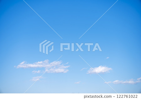 春天的天空，藍天，晴朗的天空，天空素材[神奈川縣平塚市] 122761022