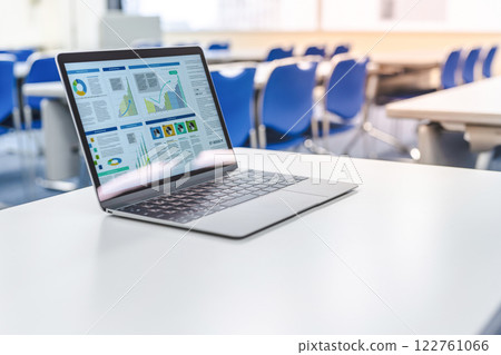 Business space with PC 122761066