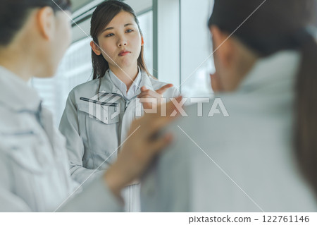 身著工作服的女性的商業形象 身著工作服的女性的商業形象 122761146