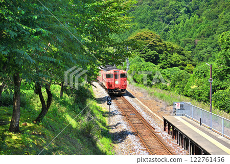 Kansai, Kinki, Yobe Station (Amanobe Station), a red train on the San'in Main Line entering the station platform, Kami-cho, Hyogo Prefecture (2) 122761456