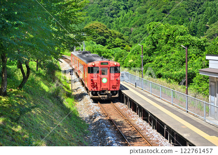 Kansai, Kinki, Yobe Station (Amarube Station), a red train on the San'in Main Line entering the station platform, Kami-cho, Hyogo Prefecture (3) Kansai, Kinki, Yobe Station (Amarube Station), a red train on the San'in Main Line entering the station platform, Kami-cho, Hyogo Prefecture (3) 122761457