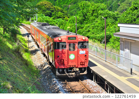 Kansai, Kinki, Yobe Station (Amarube Station), a red train on the San'in Main Line entering the station platform, Kami-cho, Hyogo Prefecture (5) 122761459