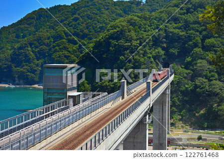 Kansai, Kinki, Yobe Station (Yobe Station), a train on the San'in Main Line crossing the Yobe Bridge, Kami Town, Hyogo Prefecture (2) 122761468