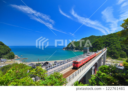 關西、近畿、約部站（約部站）、山陰本線穿過約部大橋，彷彿飛過天空，前往兵庫縣香美町車站（3） 122761481