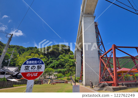 關西、近畿、兵庫縣香美町以約部鐵橋的空中車站命名的巴士站-約部站(2) 關西、近畿、兵庫縣香美町以約部鐵橋的空中車站命名的巴士站-約部站(2) 122762249
