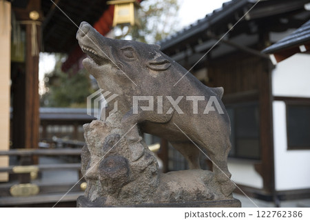Go-o Shrine: Koma-inoshishi (A-shaped) in front of the worship hall 122762386