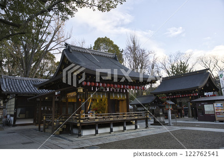 Go'o Shrine: The worship hall and front gate seen from the grounds 122762541