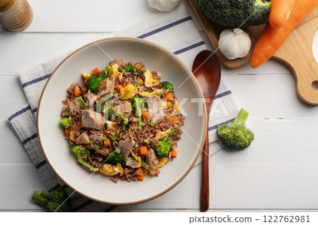 Tuna fried rice,Healthy asian food.Thai fried Organic Red Brown Jasmine Rice (unpolished rice) with canned tuna fish and broccoli carrot egg in white plate.clean food.Top view. Tuna fried rice,Healthy asian food.Thai fried Organic Red Brown Jasmine Rice (unpolished rice) with canned tuna fish and broccoli carrot egg in white plate.clean food.Top view. 122762981