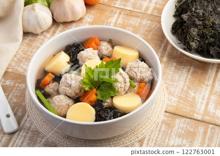 Thai style Clear seaweed soup with glass noodle, Minced Pork,Vegetables and egg tofu in white bowl.(Gaeng Jued ) 122763001