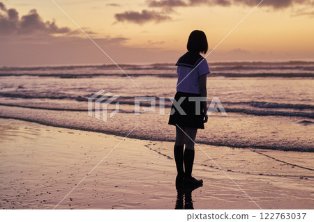 黃昏時分沿著海灘散步的高中女生 122763037