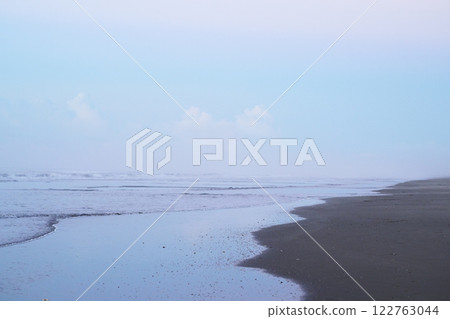 寧靜的海濱景色，海浪輕柔 122763044