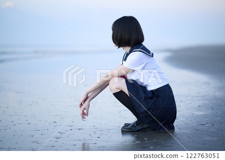 坐在海灘上的高中女生 122763051