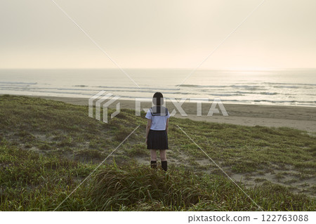 一名高中女生凝視大海的背影 122763088