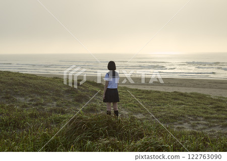 一名高中女生凝視大海的背影 一名高中女生凝視大海的背影 122763090