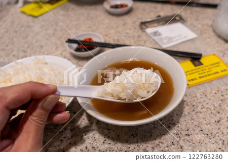 新加坡特色肉骨茶（配米飯）的吃法 122763280