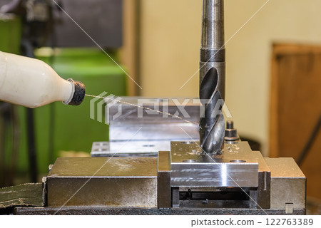 The hole drilling  process on NC milling machine by manual feeding coolant. 122763389