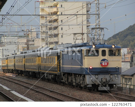 EF65 with red Fuji head mark and Salon Car Naniwa entering Shimonoseki Station 122763471