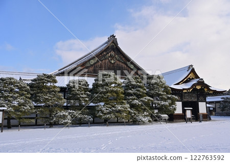 Nijo Castle (former Imperial Palace Nijo Castle) Ninomaru Palace and snow scenery on a clear day 122763592