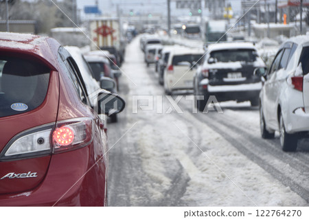 Driving the snow road 122764270