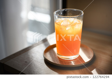 鮮榨自製橘子汁 122764294