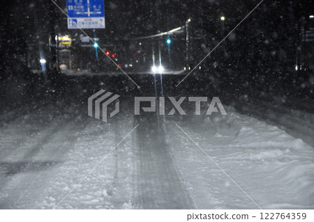 夜間在雪路上行駛 夜間在雪路上行駛 122764359