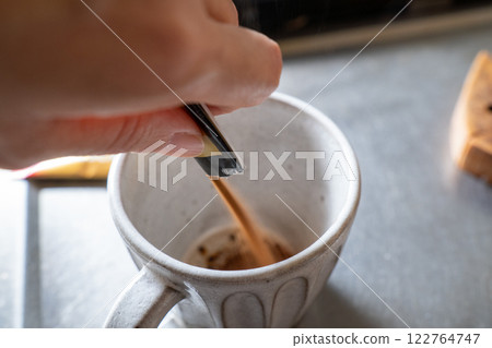 將咖啡粉放入杯中的人(手) 將咖啡粉放入杯中的人(手) 122764747