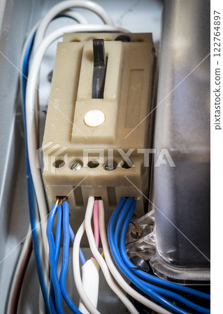 Automatic electrical switch 122764897
