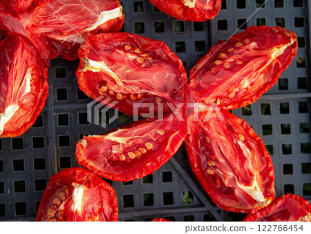 The process of drying tomatoes outdoors for seasoning, for cooking for cooking various dishes The process of drying tomatoes outdoors for seasoning, for cooking for cooking various dishes 122766454