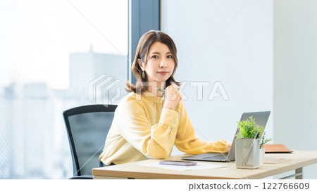 Smiling woman/businesswoman doing desk work 122766609