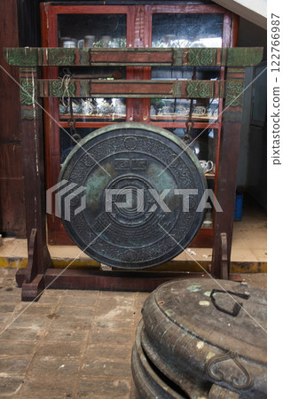 Ancient gong. Gangaramaya Temple, Colombo, Sri Lanka 122766987