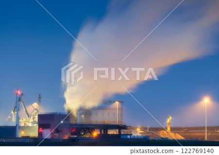 Oil refining. Heavy industry. View of production and factory. View of the factory at night. 122769140