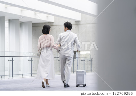 一對 50 多歲的夫婦微笑著背著包包散步,背影 一對 50 多歲的夫婦微笑著背著包包散步,背影 122769296